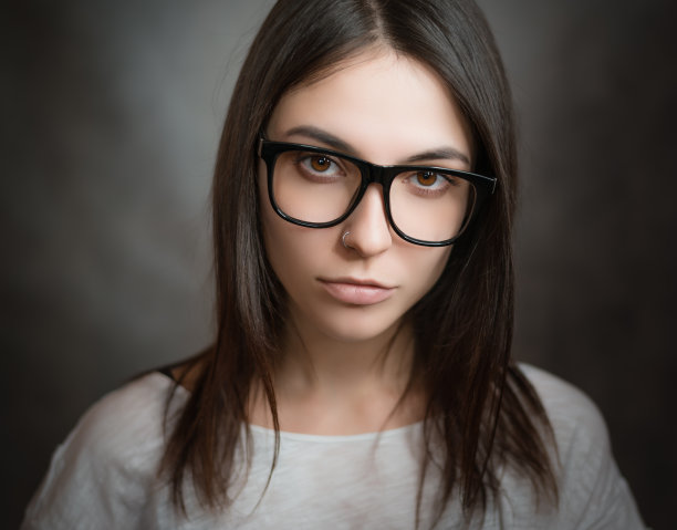 戴眼镜的女人。图片下载