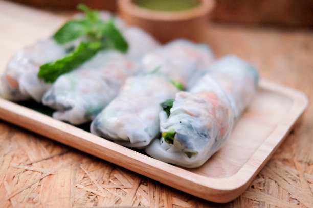 春卷和蔬菜木板图片下载
