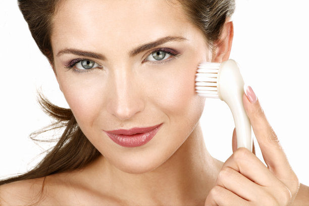 一个美丽的女人应用美容治疗的特写图片下载