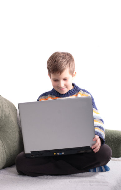 孩子在家里用笔记本电脑图片下载