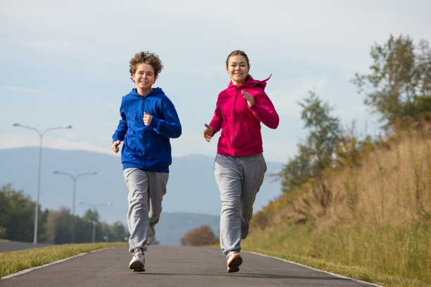 青少年户外跑步图片下载