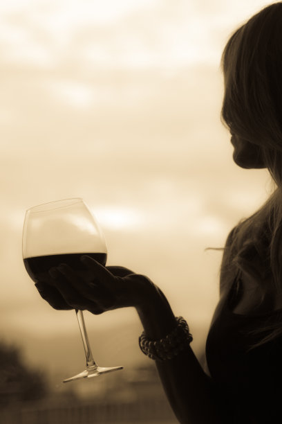 一个女人喝酒的剪影图片下载