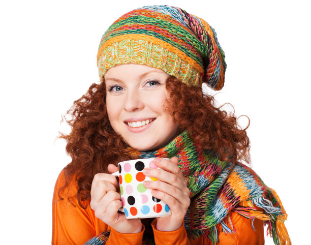 快乐的红发女孩拿着杯子图片下载