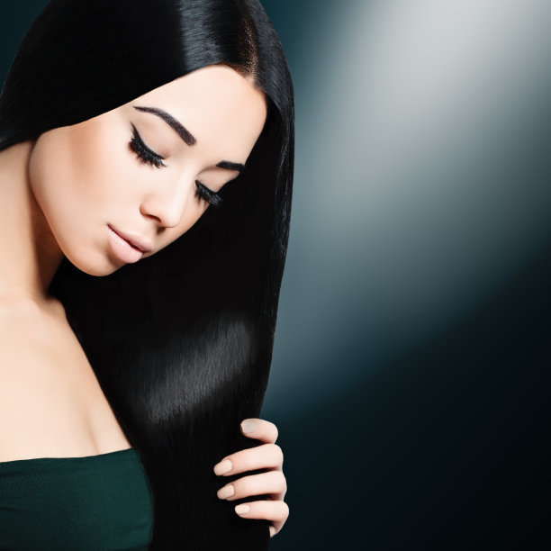 美丽的女人的发型和完美的化妆。时尚背景图片下载