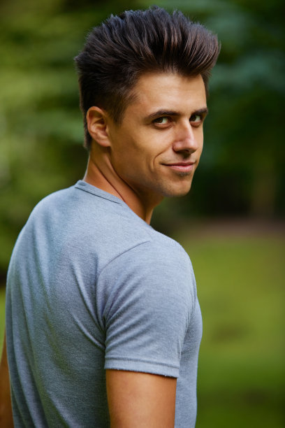 一个运动员在夏季公园的肖像图片下载