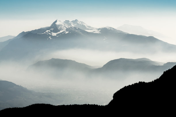 壮观的山脉轮廓和山谷中的雾。图片下载