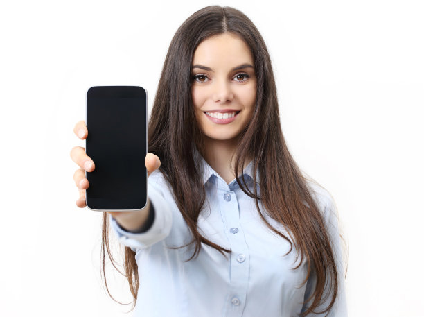 快乐微笑的女人显示手机孤立在白色的背景图片下载