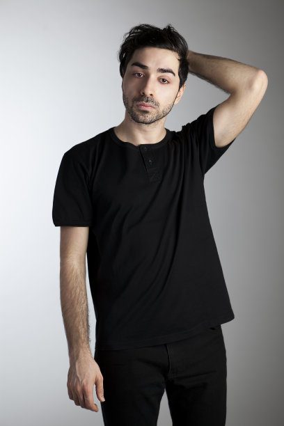 灰色背景上一个悲伤的年轻人的肖像图片下载