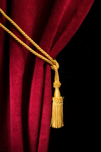红丝绒窗帘用黄绳系在后面，还有一根流苏图片下载