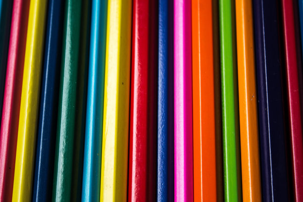 一排折好的彩色铅笔图片下载