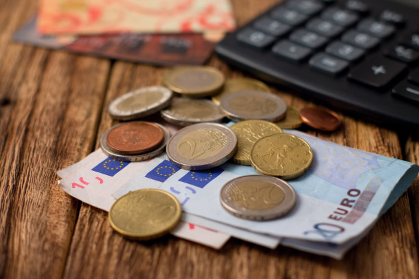 一堆欧元纸币和硬币加上两张信用卡图片下载