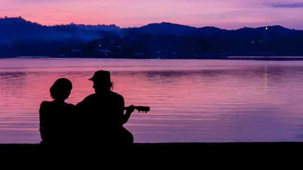 一对甜蜜的情侣在山河边图片下载