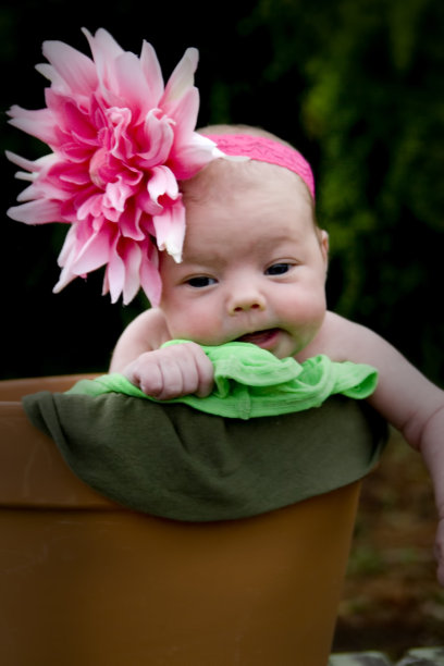 刚出生的女孩图片下载
