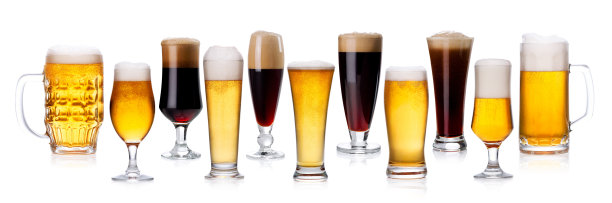 一套不同类型的啤酒与泡沫玻璃隔离在白色图片下载