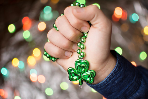 男手捧着三叶草绿项链图片下载