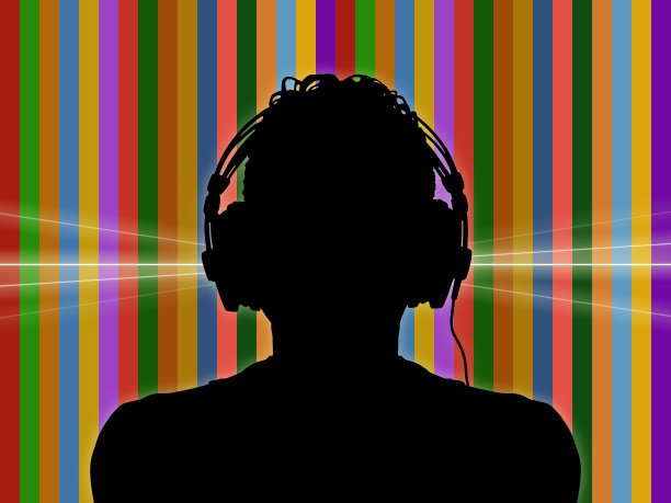 戴着耳机，放着时髦背景的DJ图片下载