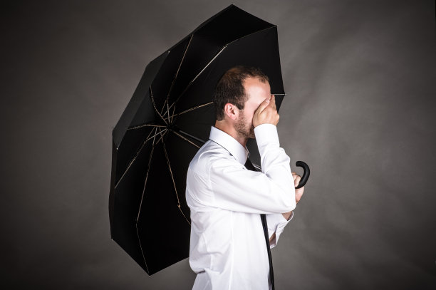 一个手里拿着雨伞的商人图片下载