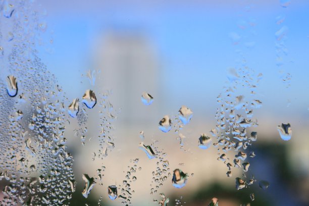 水滴在窗户玻璃上的城市背景图片下载