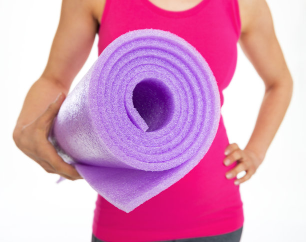 近距离观察健身垫在女人的手中图片下载