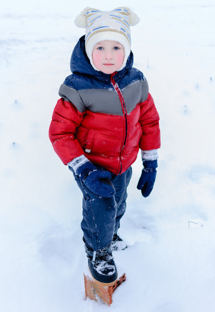 孩子们在雪地上图片下载