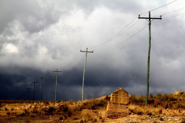 乌云密布，但没有下雨。图片下载