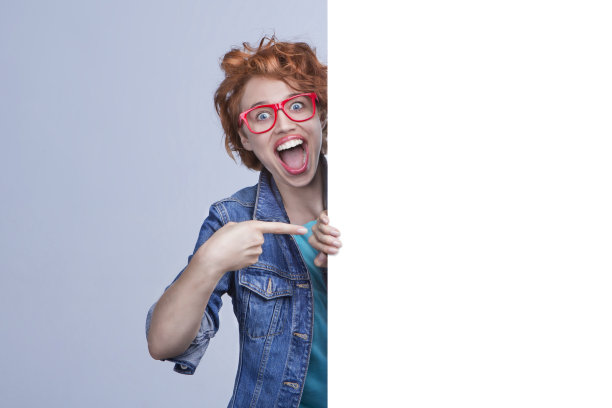 拿着横幅的惊讶女人图片下载