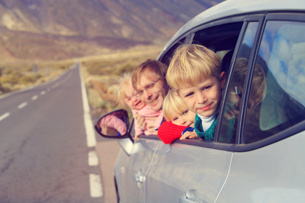 家庭旅行汽车快乐的父亲与孩子在公路上的山区图片下载