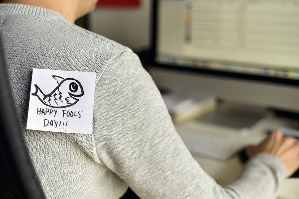 年轻人和短信愚人节快乐图片下载