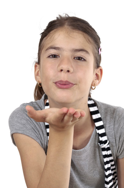 女孩在摄影棚里抛吻图片下载