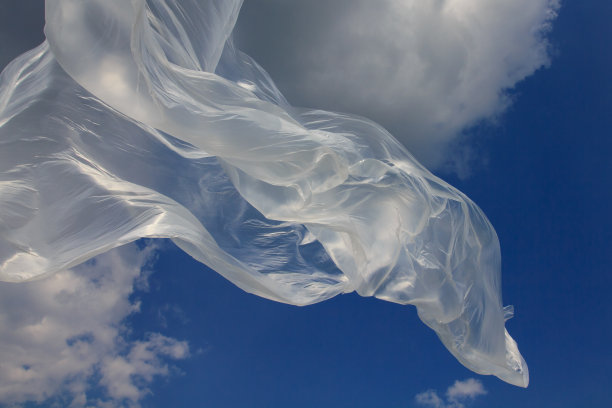 透明塑料片在风中吹动图片下载
