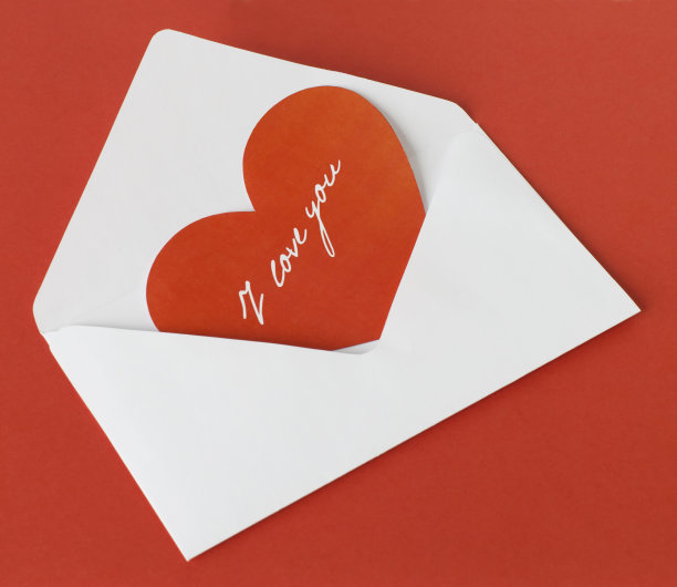 白色信封里的红心图片下载