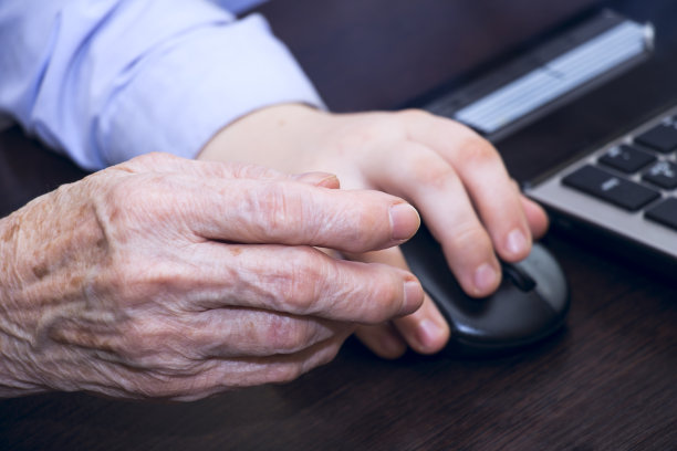 一位老年妇女的手拿着电脑鼠标图片下载