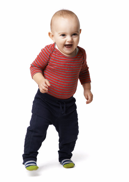 快乐的男孩向前走图片下载