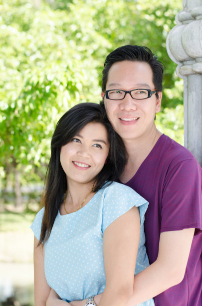 情侣情侣在公园里拥抱图片下载