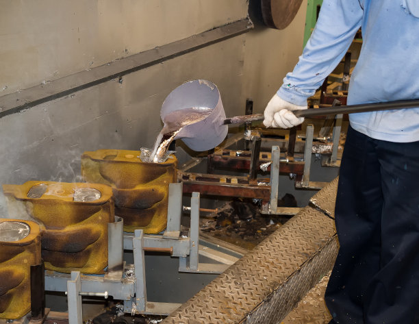 操作员浇注铝汽车部件图片下载