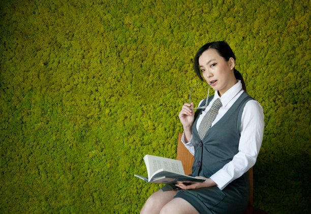 《年轻女人》和《绿墙》图片下载