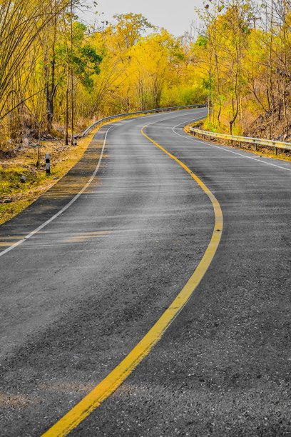 秋天风景优美的高速公路图片下载