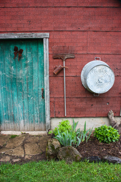 绿色木门谷仓图片下载