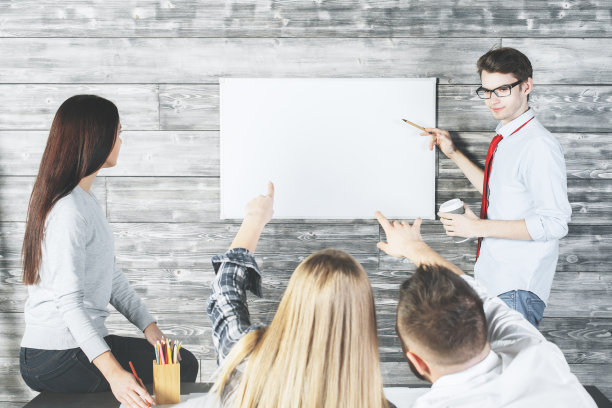 帅哥展示白板图片下载