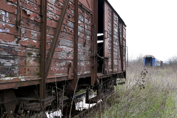 旧的和废弃的货运列车图片下载