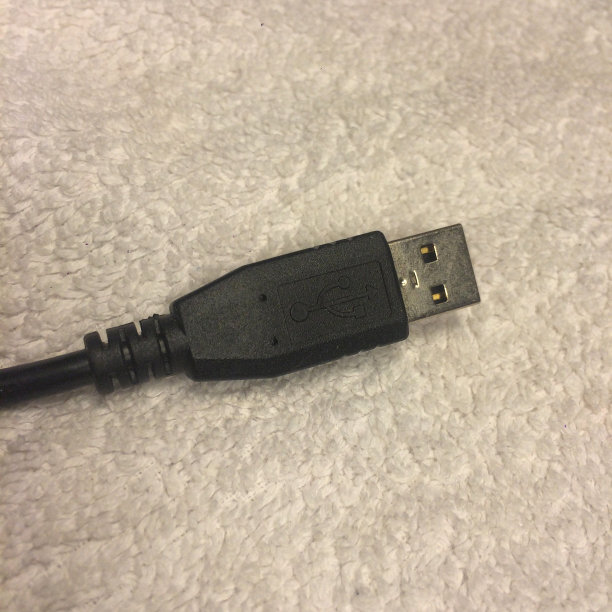 白色背景Usb线。图片下载