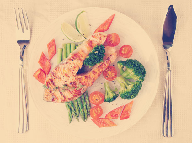 烤鲑鱼排在盘子里，调色图片下载