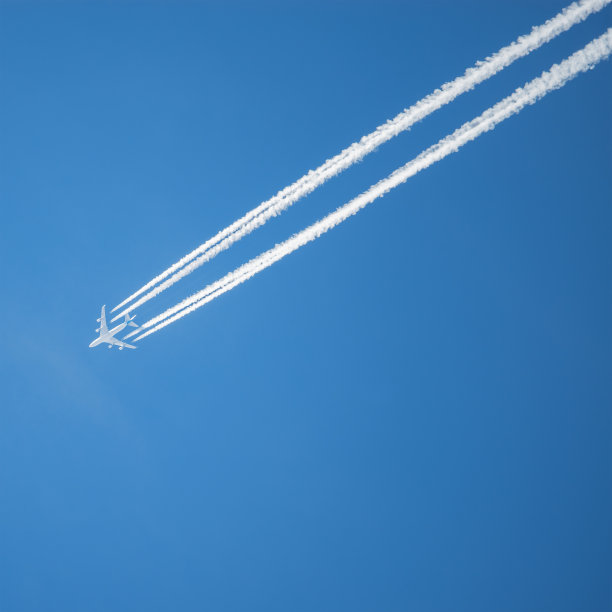 喷气式飞机留下的长长的尾迹。图片下载