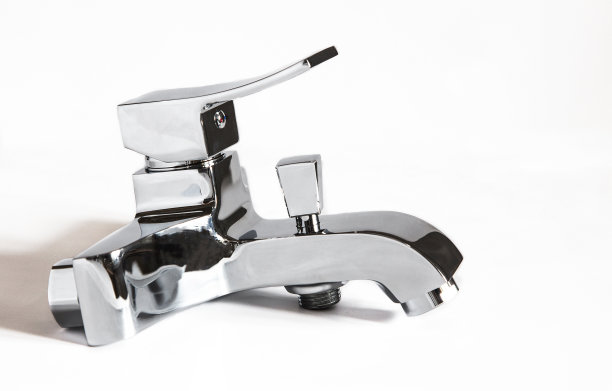 白色背景上的浴室水龙头。孤立。图片下载