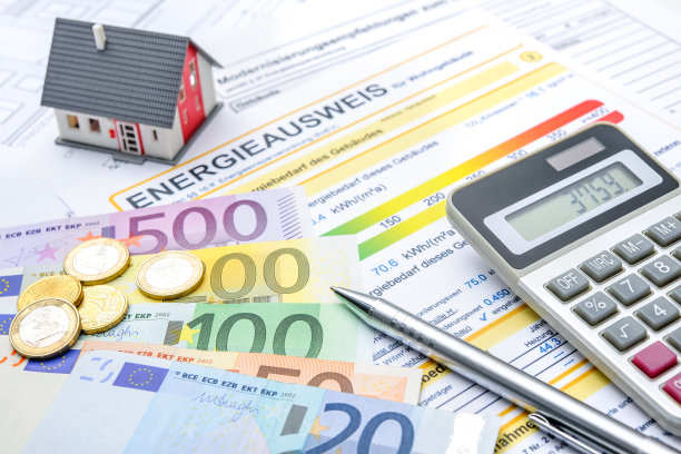 钞票上面放着钱、计算器和笔图片下载