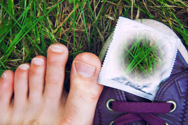 可爱的避孕套和女孩的脚的图片图片下载