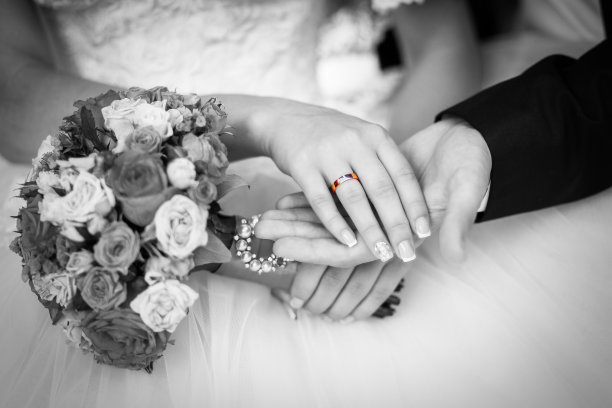 结婚戒指在她的发现者的婚礼背景图片下载