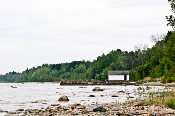 岩石海岸线上的乡村船屋图片下载
