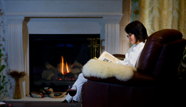 坐在客厅壁炉旁的女人图片下载