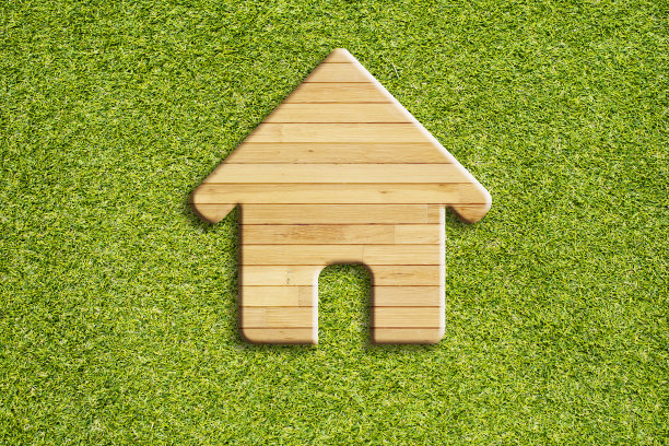 在绿色草地上用木头建造的房子图片下载